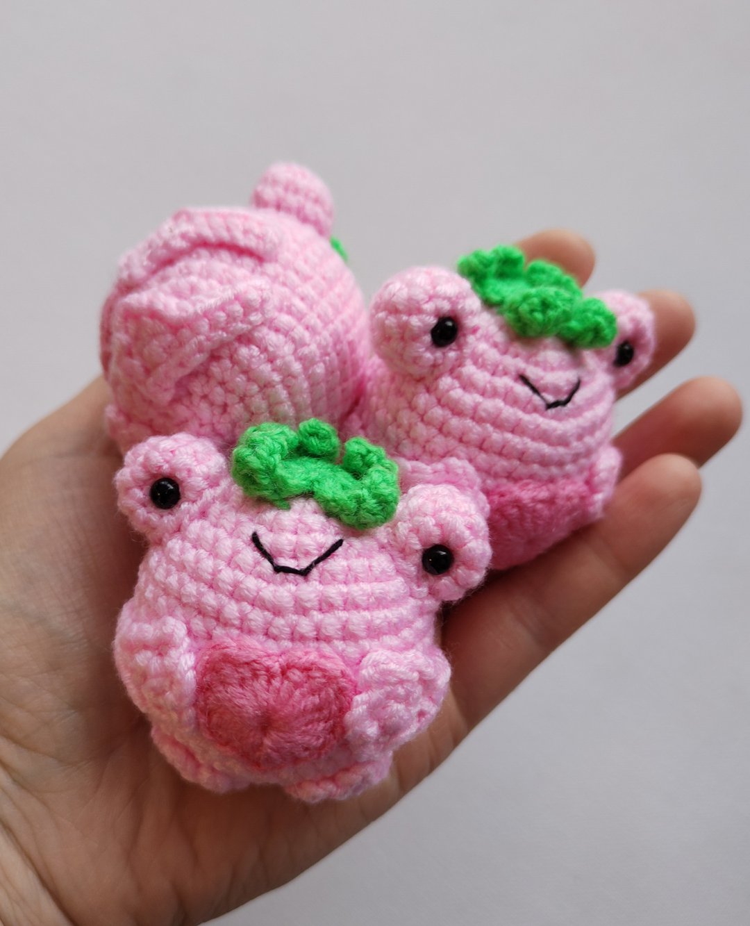 Crochet pattern frog, strawberry frog, crochet frog, amigurumi frog pattern - Logo 设计/图案设计 - 其他材质 