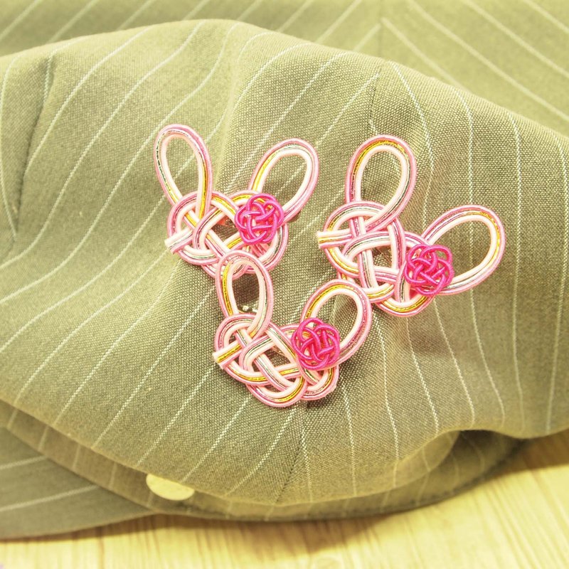 日式胸针/ mizuhiki  /粉红兔 / 丝带 - 胸针 - 纸 粉红色