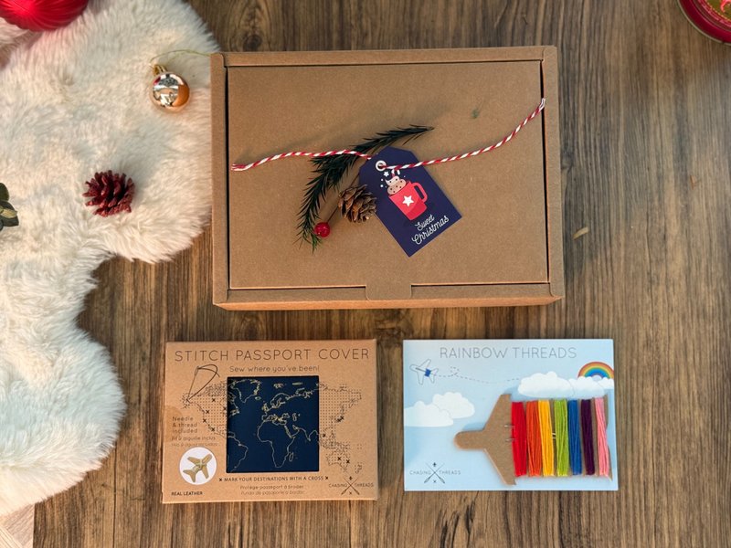 【镀上金色的旅程】真皮地图护照套+ 彩色绣线限量圣诞礼盒组 - 护照夹/护照套 - 真皮 多色