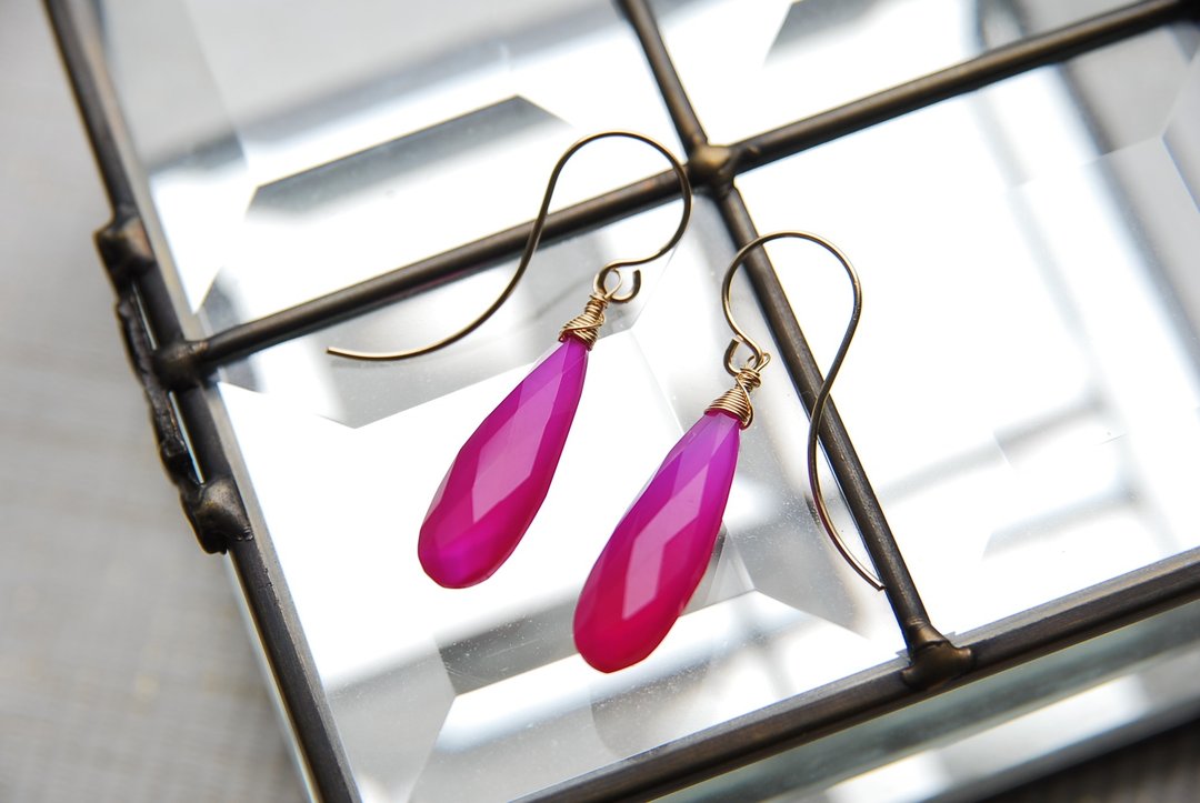 Fuchsia pink chalcedony pierced 14 kgf - 耳环/耳夹 - 宝石 粉红色