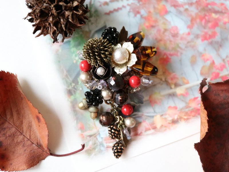Autumn Clock Brooch Late Autumn Early Winter Tree Nuts Fallen Leaves Pine Bokkuri Dankuri Donguri Igaguri Cut Freshwater Pearl Freshwater Pearl Brown Bekko Color Tortoiseshell Color Amber Amber - 胸针 - 玻璃 咖啡色