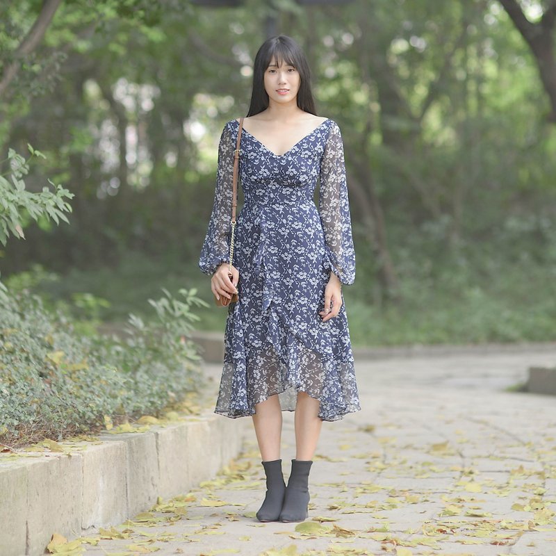 沐煦:大V领的碎花洋装 - 洋装/连衣裙 - 其他人造纤维 蓝色