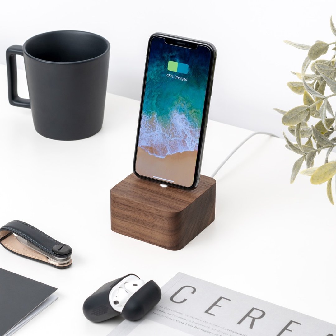WALNUT iPhone charging Dock, Wooden unique gift for him - 手机座/防尘塞 - 木头 咖啡色