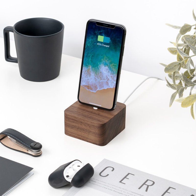 WALNUT iPhone charging Dock, Wooden unique gift for him - 手机座/防尘塞 - 木头 咖啡色