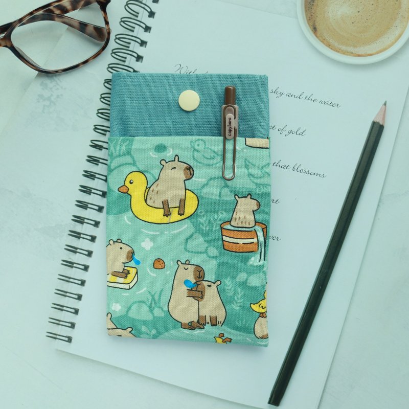 【水豚的温泉时光】口袋型笔袋 护理师笔袋 医师笔袋 老师笔袋 - 铅笔盒/笔袋 - 棉．麻 