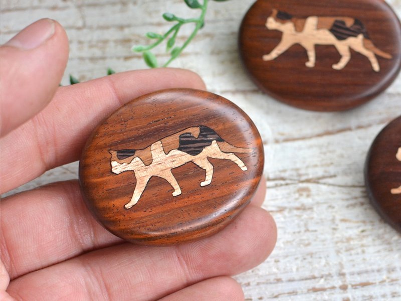 Wooden brooch [Calico cat] - 胸针 - 木头 咖啡色