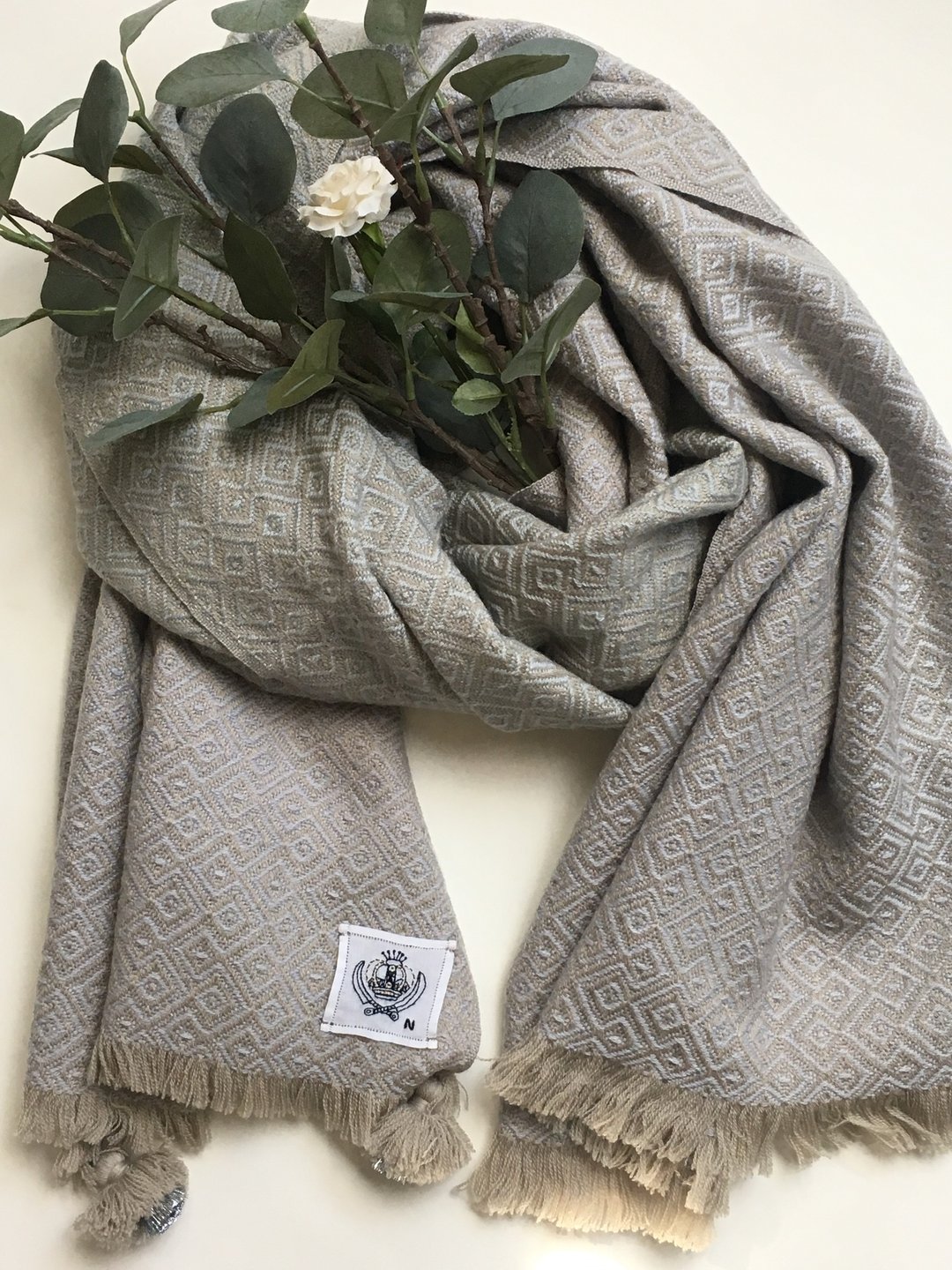 100% Soft Wool hand woven shawl - 丝巾 - 其他材质 灰色