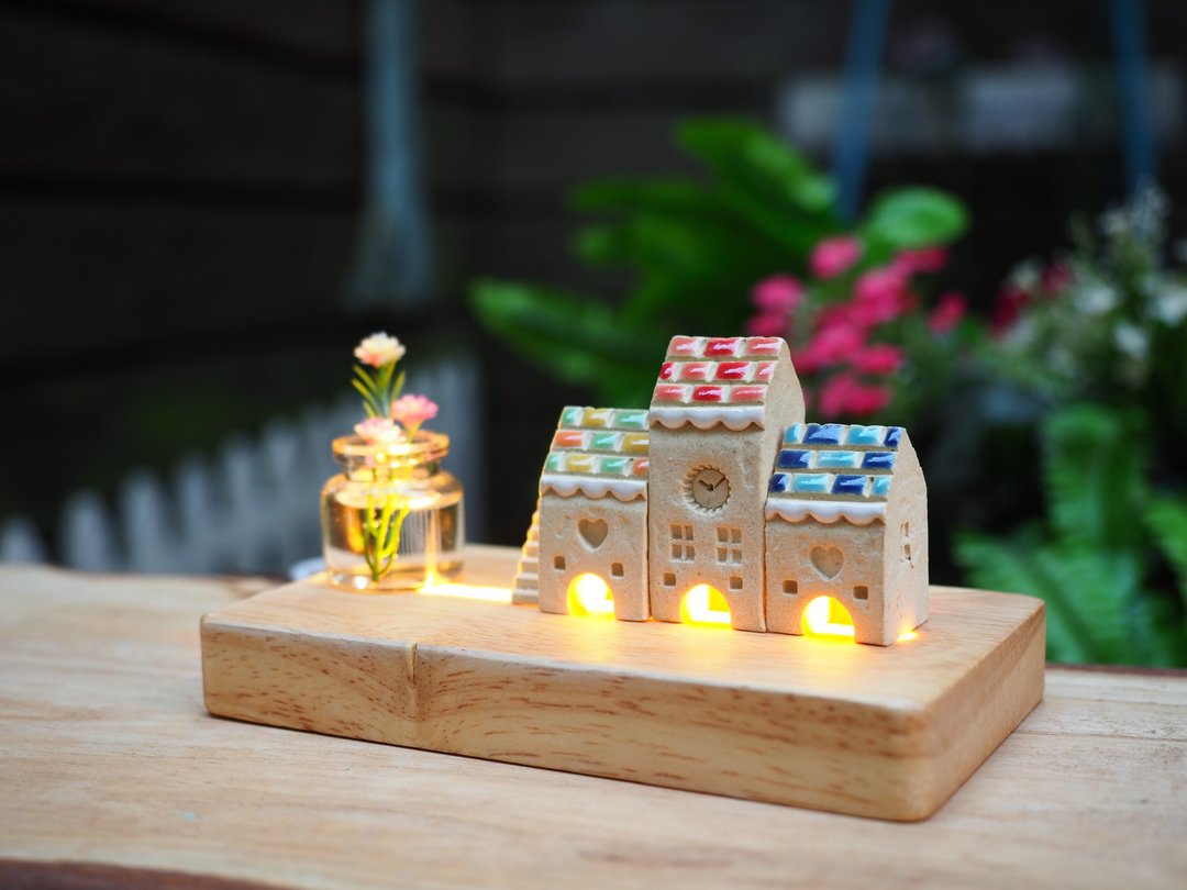 彩绘欧洲糖果屋6件组(3栋小屋+1小楼梯+1玻璃瓶/花+1木座灯) - 摆饰 - 陶 多色