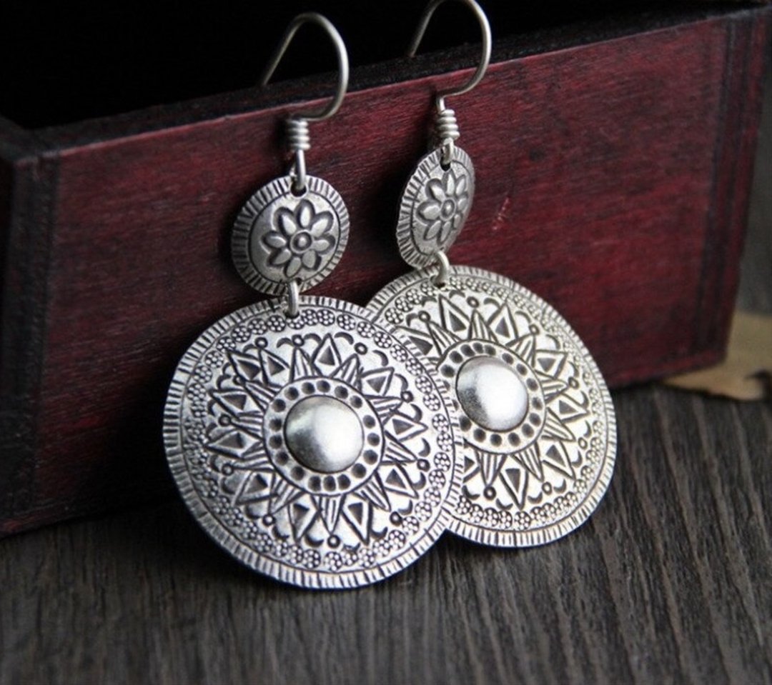 Real 925 Sterling Silver Women Vintage Ethnic Totem Patterns Earrings Carved - 耳环/耳夹 - 纯银 银色