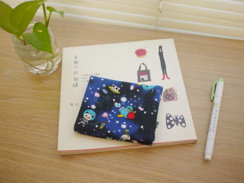 收纳贴身物品最佳首选=面纸/棉棉收纳包=宇宙漫步的熊猫=蓝 - 化妆包/杂物包 - 棉．麻 蓝色