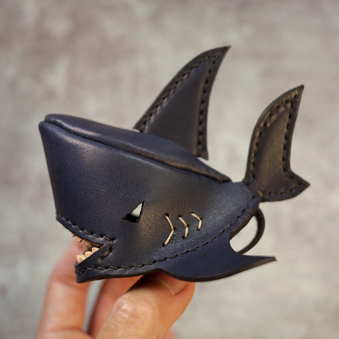 纯手工制 深蓝 鲨鱼钥匙圈 shark Key holder - 钥匙链/钥匙包 - 真皮 蓝色