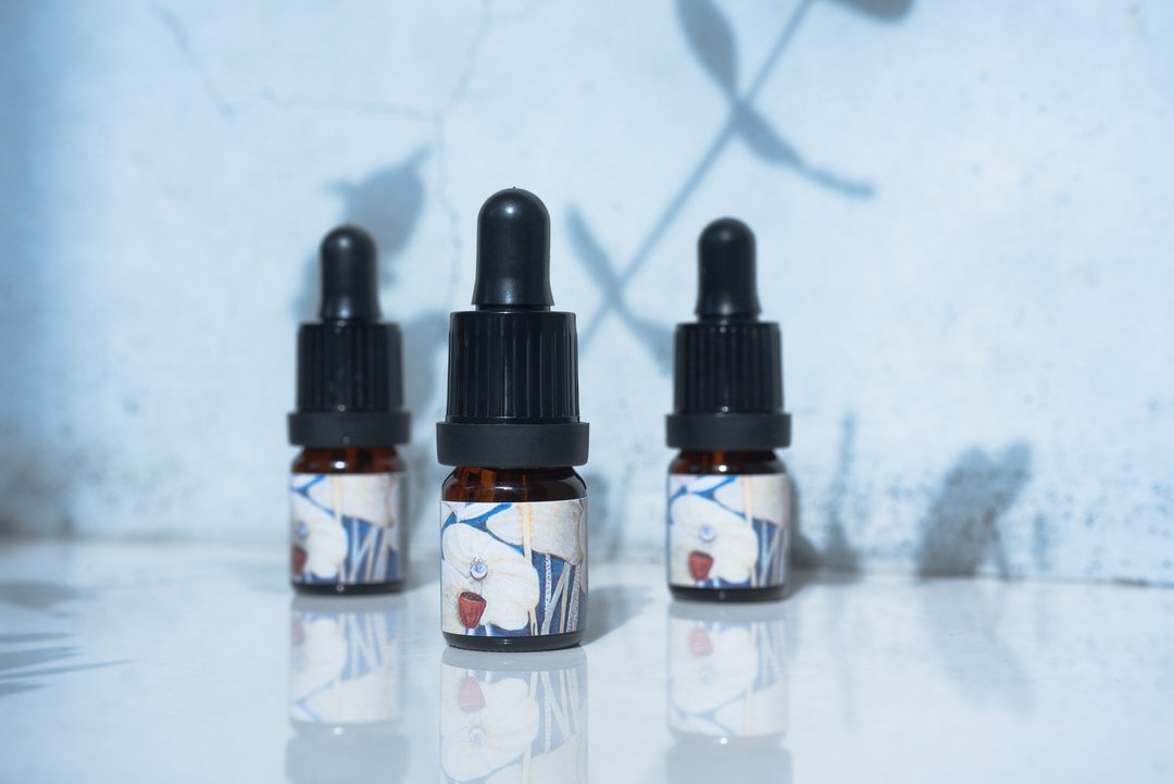 第二瓶五折!!  印茴-沉心。油(5ML)  告别睡醒的满脸油光(共两瓶) - 精华液/安瓶 - 植物．花 金色
