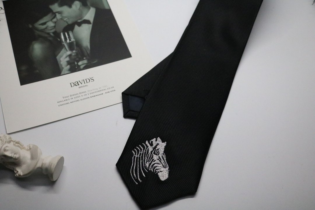 黑色絲質斑馬斑馬刺繡領帶/紳士俏皮necktie - 领带/领带夹 - 丝．绢 黑色