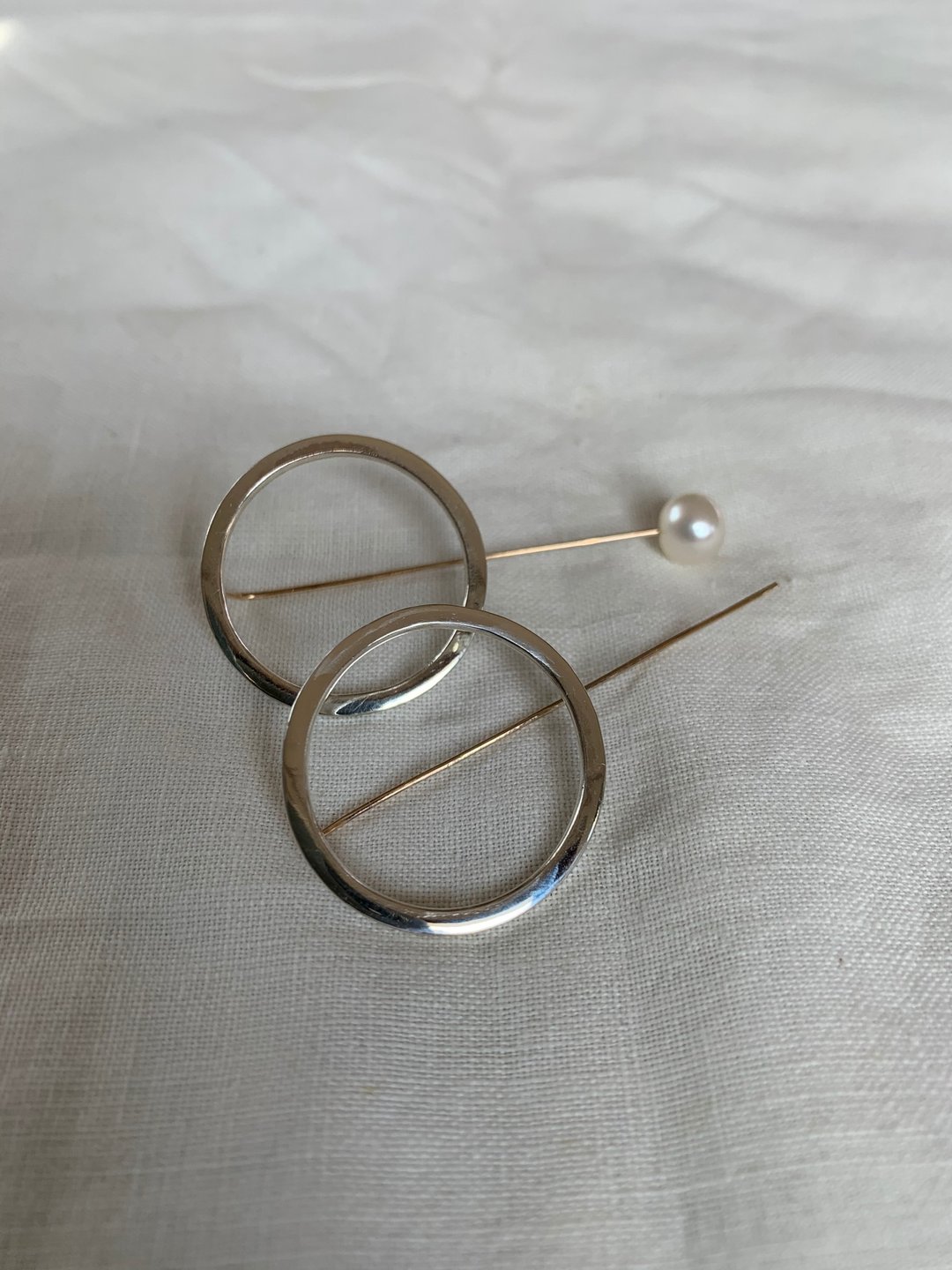 Large ring pearl catch earrings - 耳环/耳夹 - 银 银色