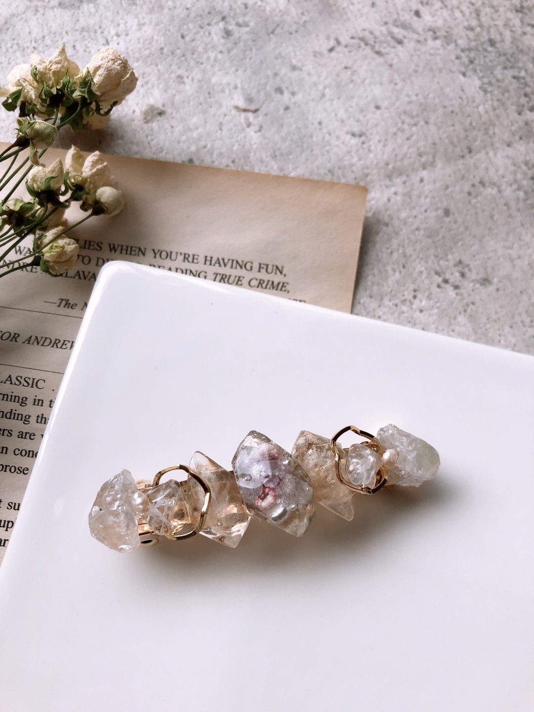 Crystal Valletta with Ore Resin and Gold Design Hoop - 发饰 - 植物．花 粉红色