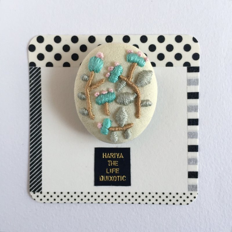 Flower Embroidery Ellipse Brooch (Peppermint x Pale Pink) - 胸针 - 棉．麻 绿色