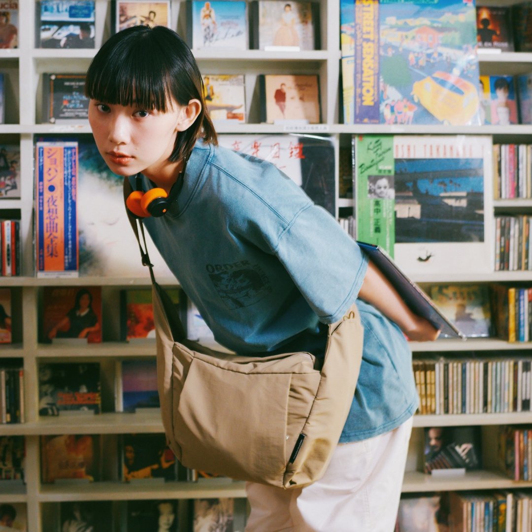 【FW25全新Wander系列】MILES 日常斜背包 侧背包 中号 (沙卡其) - 侧背包/斜挎包 - 环保材料 卡其色