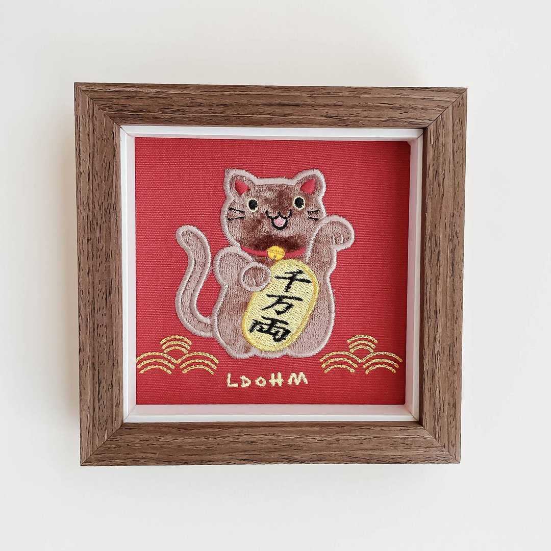 【招财猫】棕灰猫 刺绣画|实木框|招财纳福 财源广进 - 画框/相框 - 棉 红色