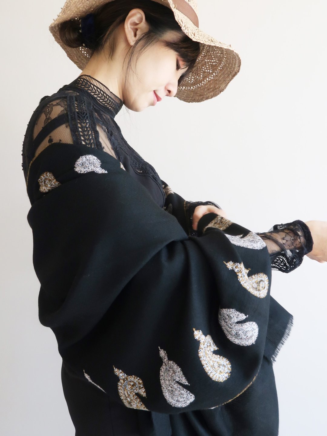 母亲节首选Hand Embroidered Dordar Pashmina 手工刺绣披肩 边框 - 围巾/披肩 - 羊毛 多色