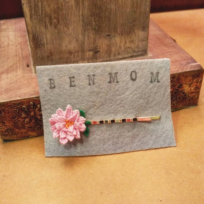 给米莉安的达芙妮玫瑰一字体手刺绣发饰发夹 - 发饰 - 绣线 粉红色