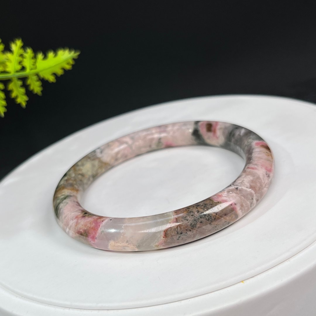 独特蔷薇辉手镯58MM 玉化桃林圆条玫瑰石桃花玉手环 信心勇往直前 - 手链/手环 - 半宝石 