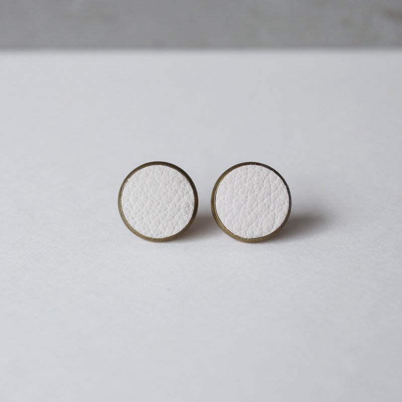 米白小圆 - 皮革耳环 / 黄铜耳环 / 耳针耳夹 - 耳环/耳夹 - 真皮 白色