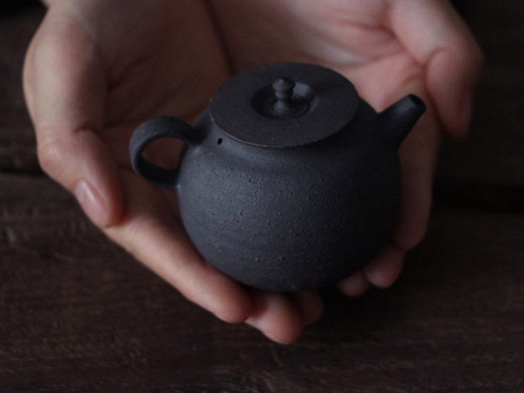 孤品全手工职人制作正把茶壶日式粗陶原矿泥单壶球孔蜂窝孔出水好 - 茶具/茶杯 - 陶 黑色