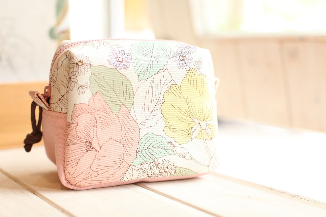【好日手作】Handmade。花草绽放 胖胖包。收纳包。化妆包 - 化妆包/杂物包 - 棉 粉红色