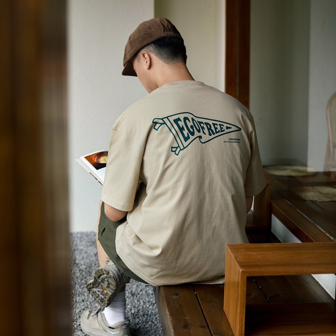 THREADEISGN 主题文字印花日系宽松休闲圆领短袖T恤TEE - 男装上衣/T 恤 - 棉 咖啡色