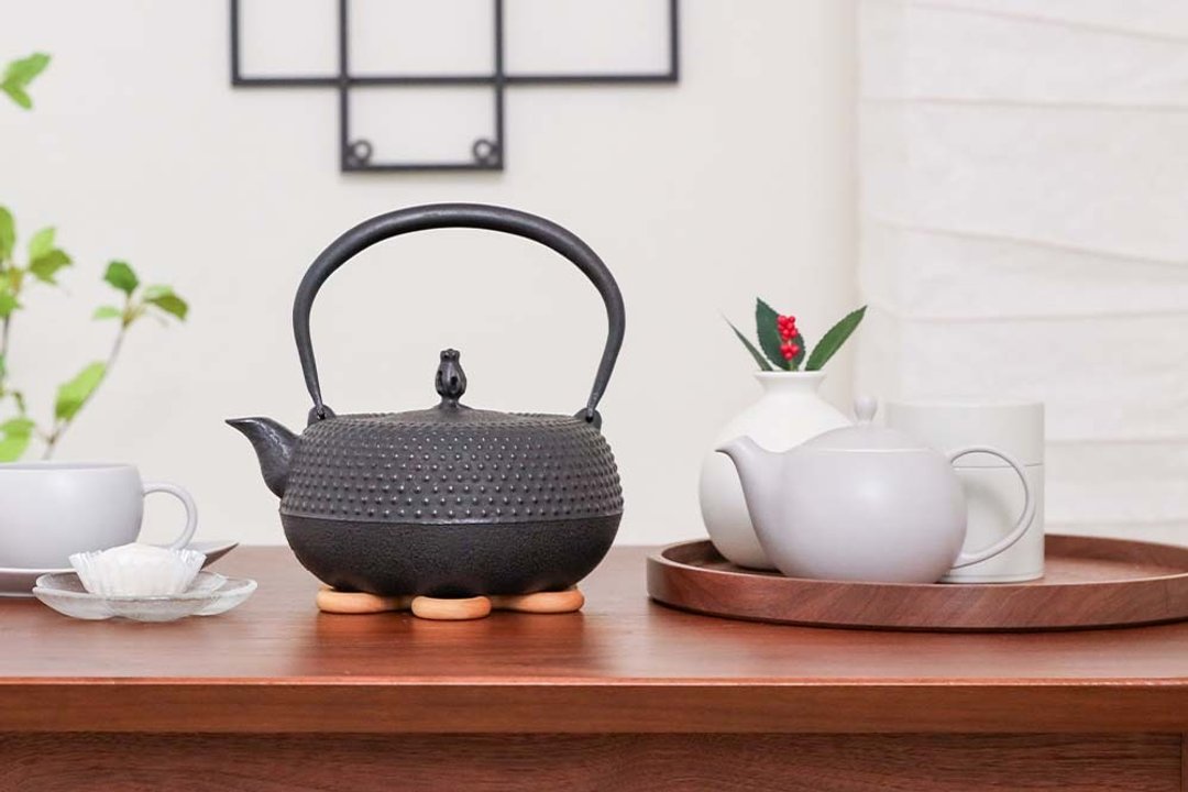 南部铁器 薰山工房 南部铁壶 平铁钵型 中霰 传统工艺品 金属 热 - 茶具/茶杯 - 其他金属 黑色