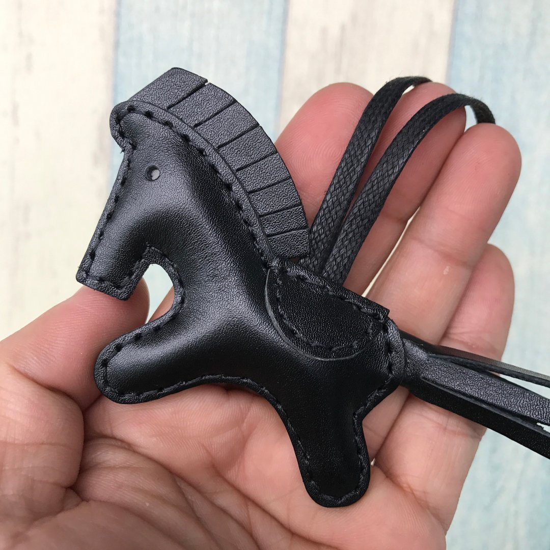 疗愈小物 全黑色 可爱 小马 纯手工缝制 皮革 吊饰 小尺寸 - 吊饰 - 真皮 黑色