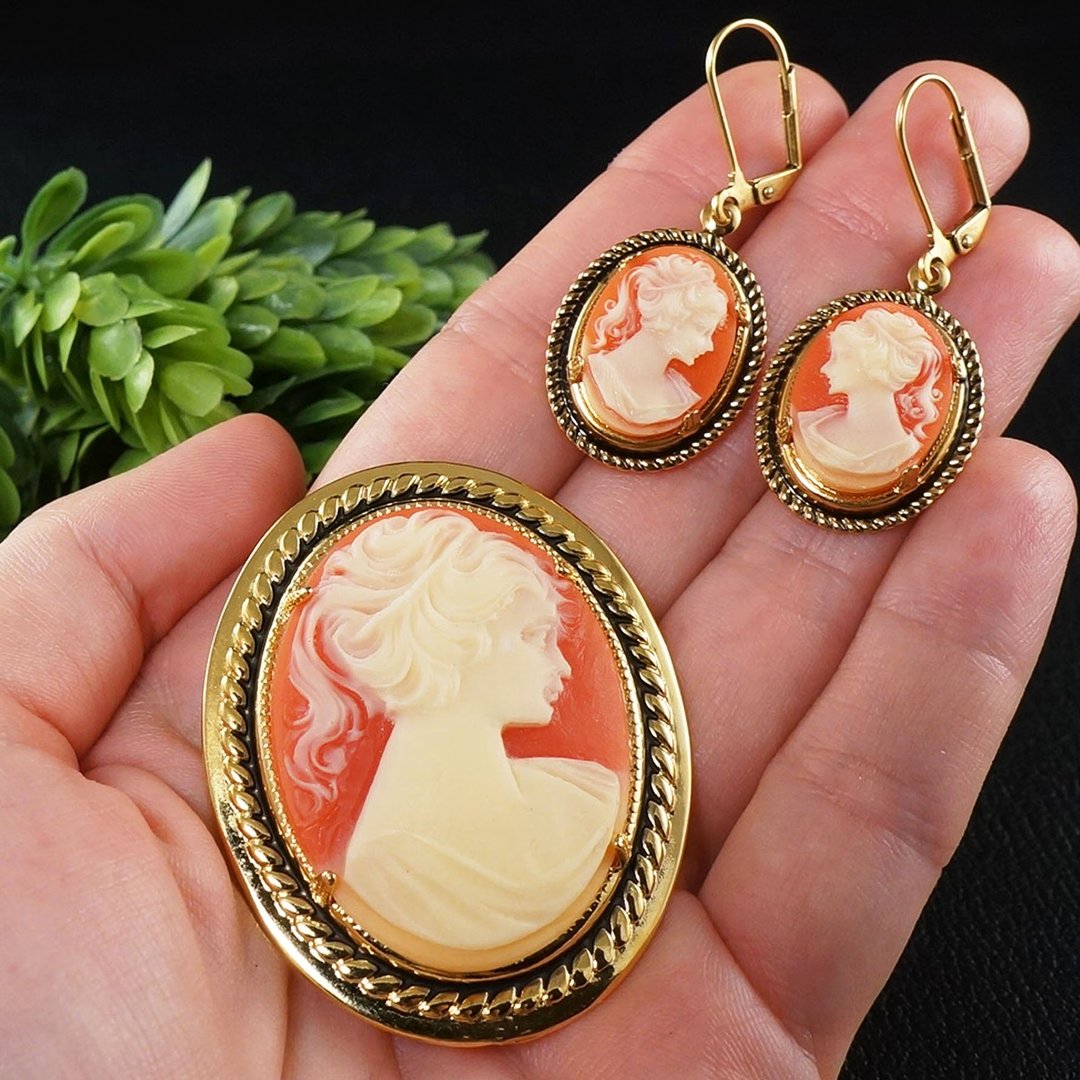 Brooch Pin and Earrings Lady Girl Cameo Gold Jewelry Set Victorian Woman Jewelry - 胸针 - 其他材质 红色