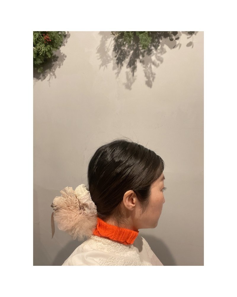 缀有绒球装饰的永续性发圈 - 发饰 - 其他材质 白色