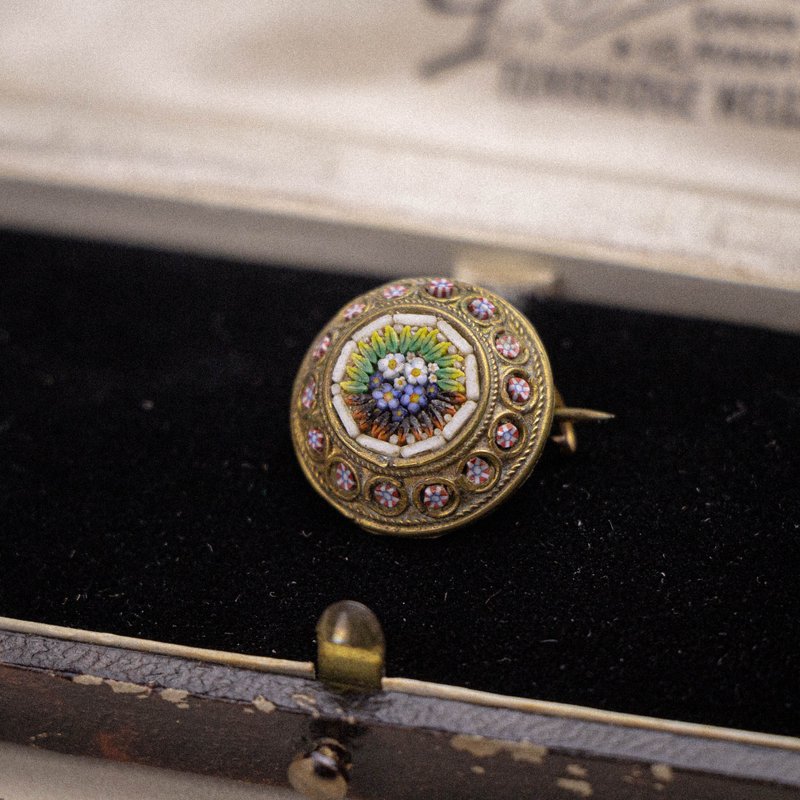 意大利古董 微镶马赛克传统工艺 双色勿忘我 花簇圆盾形胸针 - 胸针 - 玻璃 多色