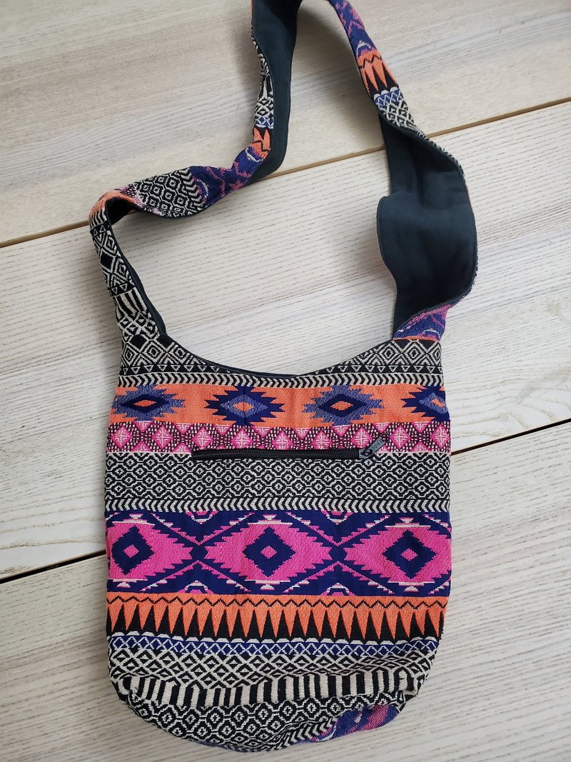 有礼貌穿搭 民族风 南美洲 印地安 刺绣图腾 圆筒包 宽背带 - 束口袋双肩包 - 棉．麻 多色