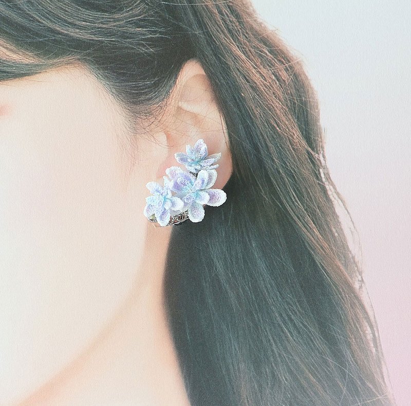 万华镜 绣球花 耳夹 淡蓝/紫蓝2色 半月形/圆形 人手染色编织花 - 耳环/耳夹 - 棉．麻 紫色