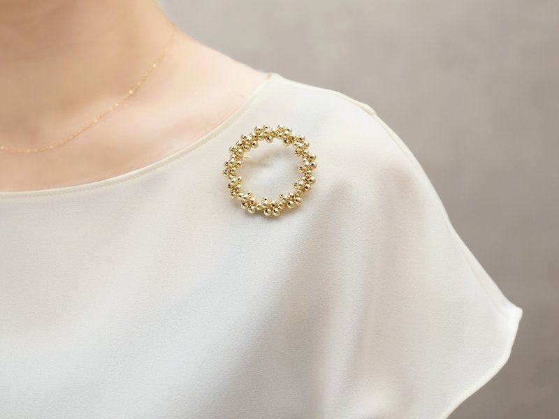 【胸针・M尺寸】14KGF金色果实 花环 - 胸针 - 其他金属 金色