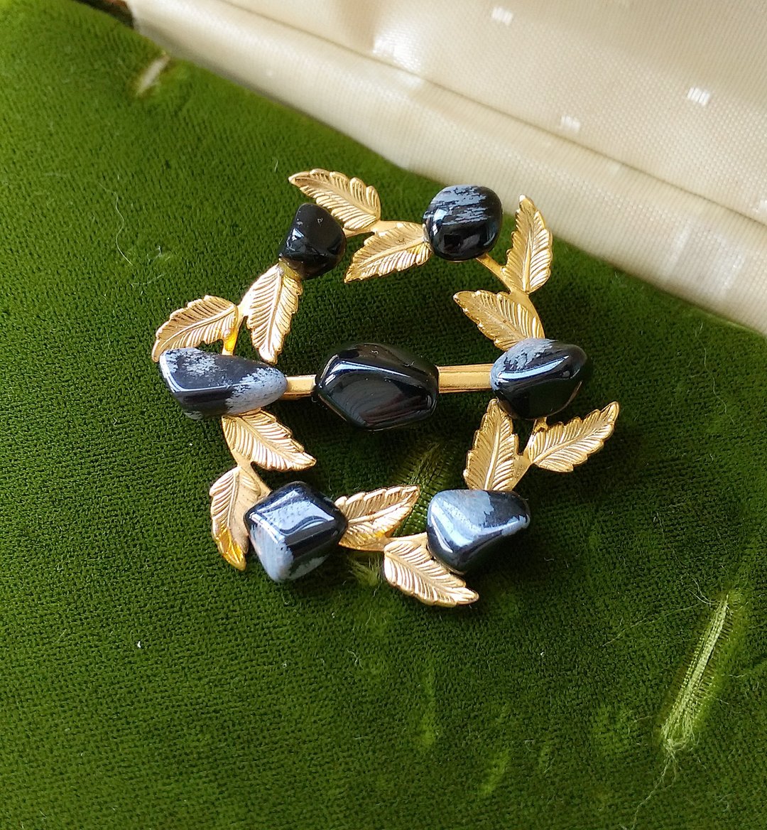 Vintage Jewelry   小黑石 金叶 可爱花圈 别针 胸针 - 胸针 - 其他材质 白色