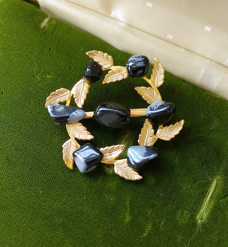 【西洋古董饰品 】 小黑石 金叶 可爱花圈 别针 胸针 - 胸针 - 其他材质 白色