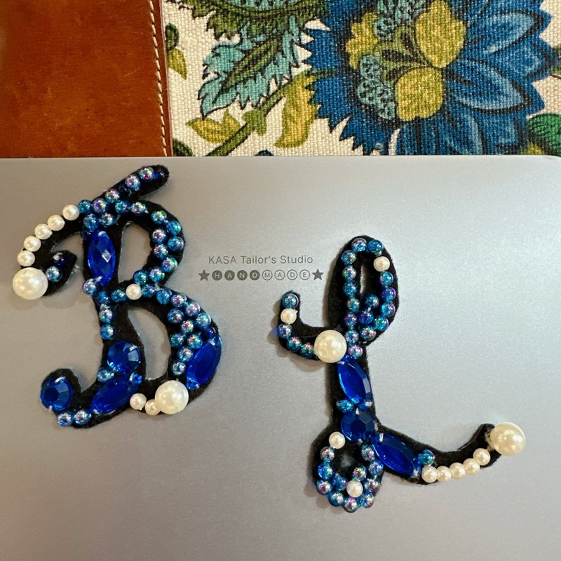 手缝时光屋-珍珠蓝宝花体字母胸针 - 编织/羊毛毡/布艺 - 珍珠 