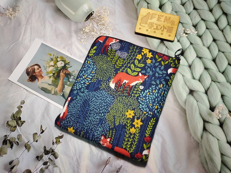 美国限量布-蓝底森林树丛狐狸款7.8寸L型拉链袋铺棉-电子书保护套 - 平板/电脑保护壳 - 棉．麻 