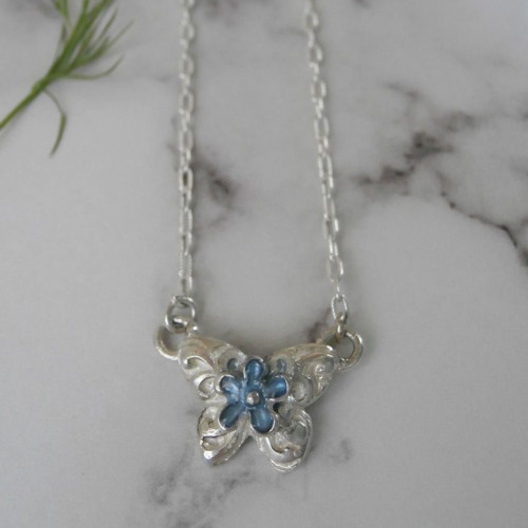 Blue forget-me-not and butterfly necklace - 项链 - 其他金属 