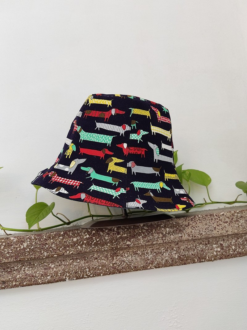 手工双面渔夫帽/短帽檐/遮阳帽/深蓝近黑/彩色腊肠狗 - 帽子 - 棉．麻 黑色