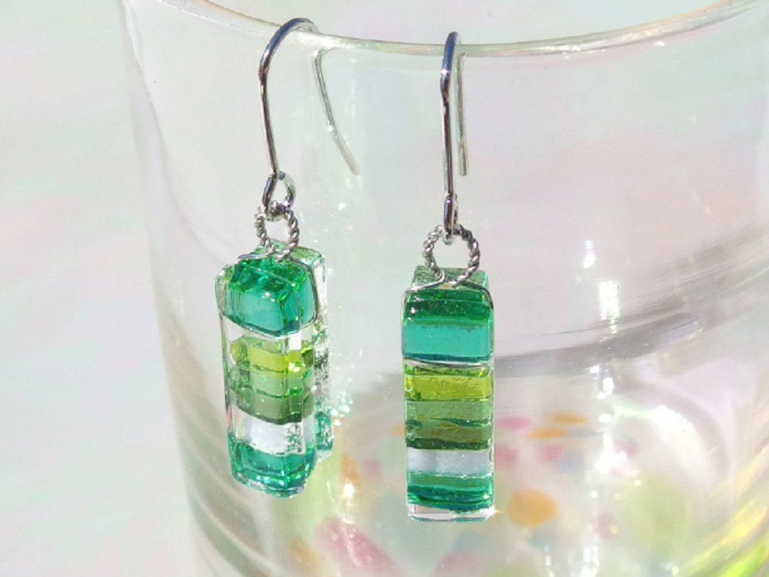 Fragrant glass (Kaoru [emerald]) Aroma earrings / Clip-On[Choice of metal fittings] [Made to order] - 耳环/耳夹 - 玻璃 绿色