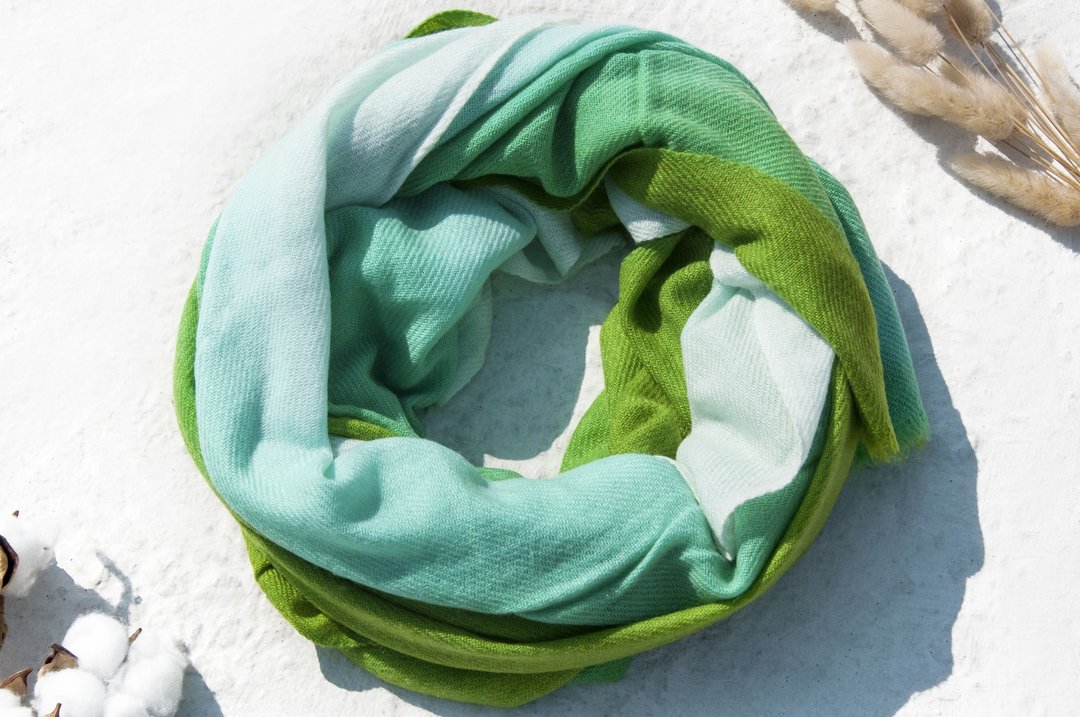 喀什米尔Cashmere/羊绒围巾/纯羊毛围巾披巾/戒指绒披肩-绿色渐层 - 围巾/披肩 - 羊毛 绿色