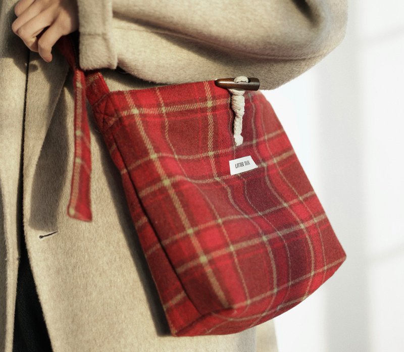 【万事胜意】森系复古文青/毛呢格子斜挎布包 - 侧背包/斜挎包 - 其他材质 红色