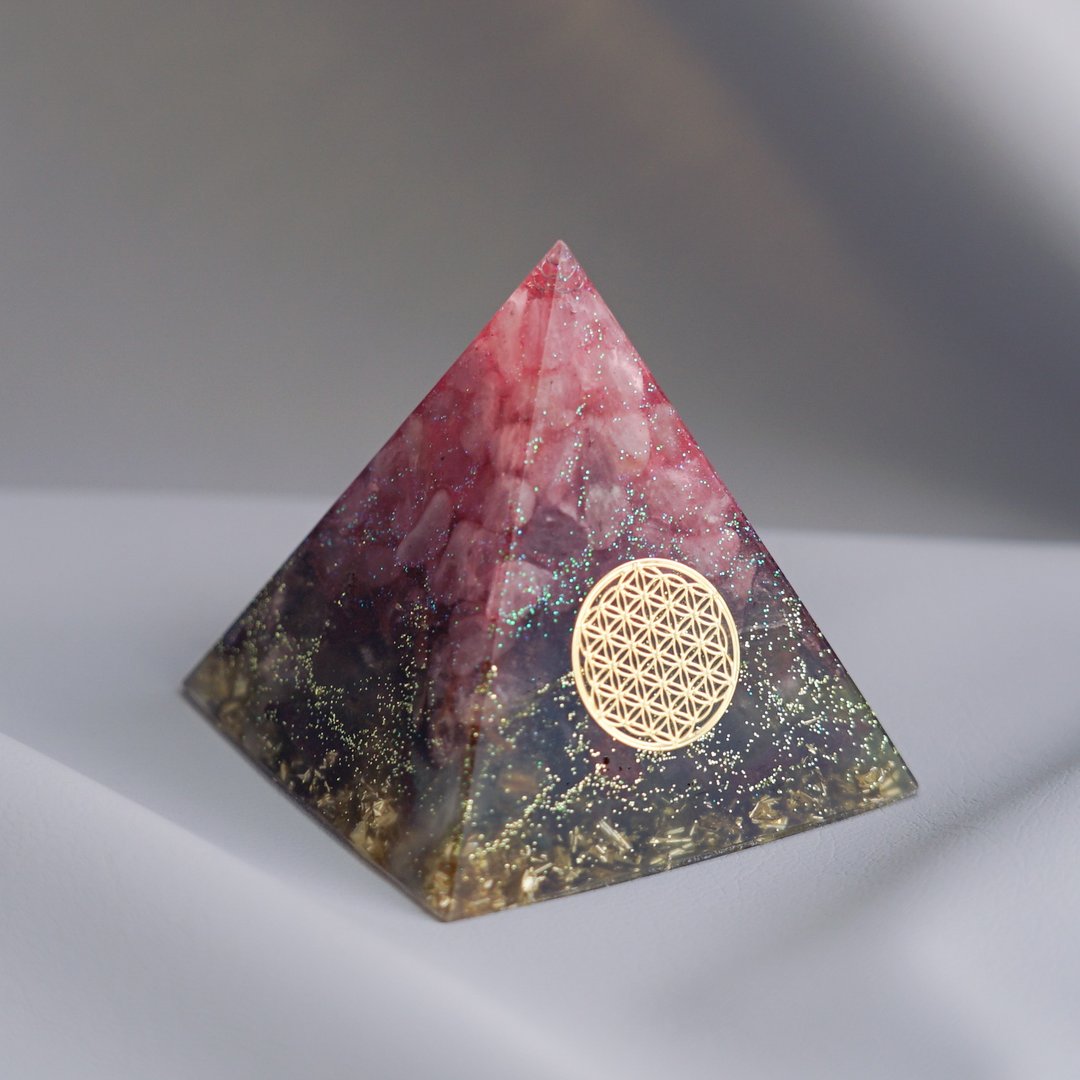 预订【粉晶、绿幽灵】奥根水晶能量金字塔Orgonite 6x6 cm - 摆饰 - 水晶 多色