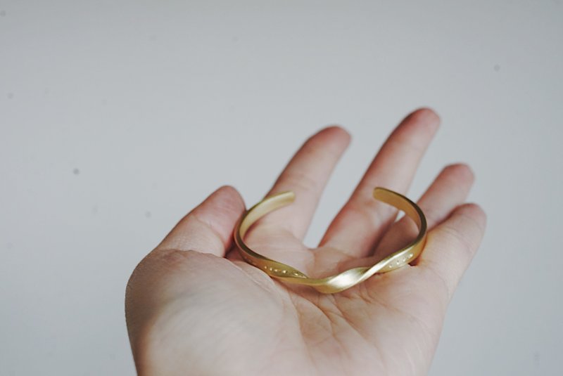 全手工浪花黄铜手环 可敲字或摩斯密码 定制化礼物 - 手链/手环 - 其他金属 金色