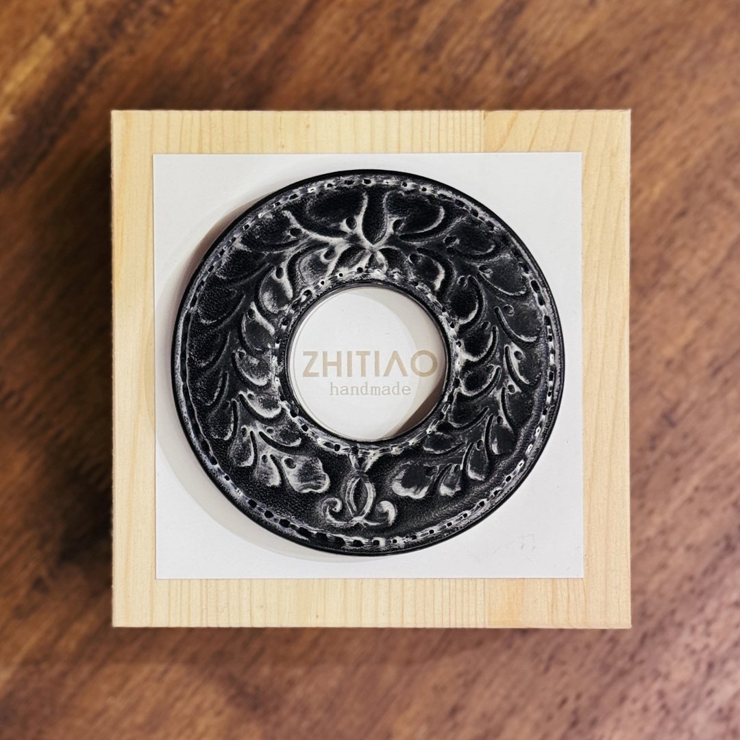 原创手工制作牛皮剑道刀镡 隐秘之境 黑雾蜡 剑锷 Tsuba - 运动配件 - 真皮 黑色