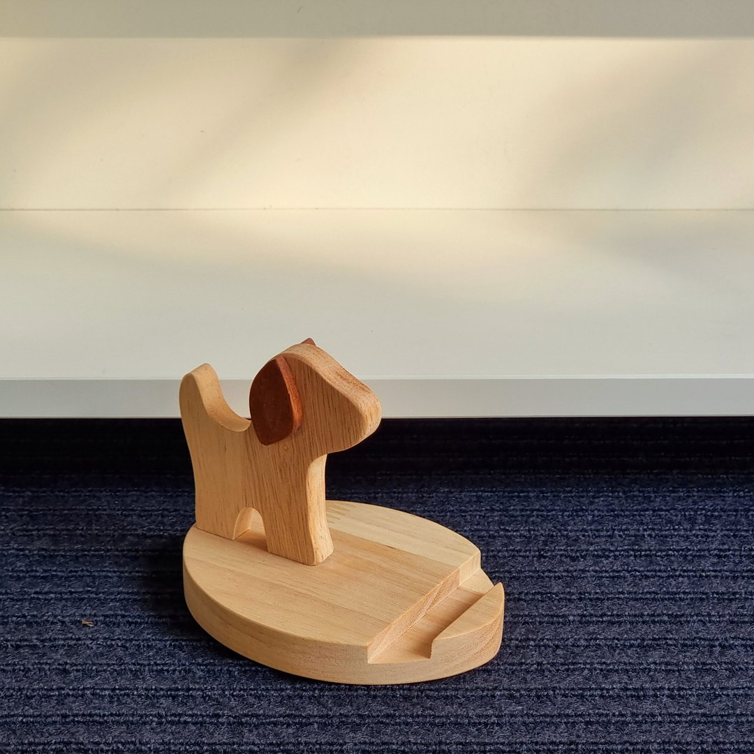 Handmade wooden mobile phone holder, beagle dog - can place a tablet. - 手机座/防尘塞 - 木头 咖啡色